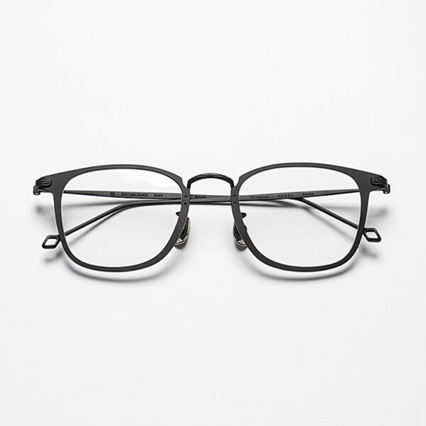 Handcrafted and ultralight, the HF503M pairs slim pure