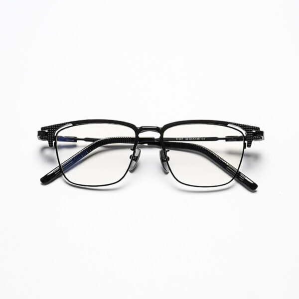 Defined by a bold black browline, this retro-inspired