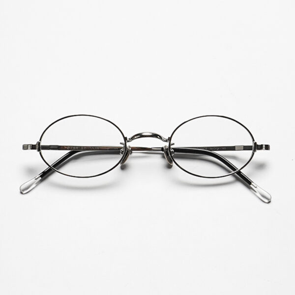 With its petite oval shape and fine gold-