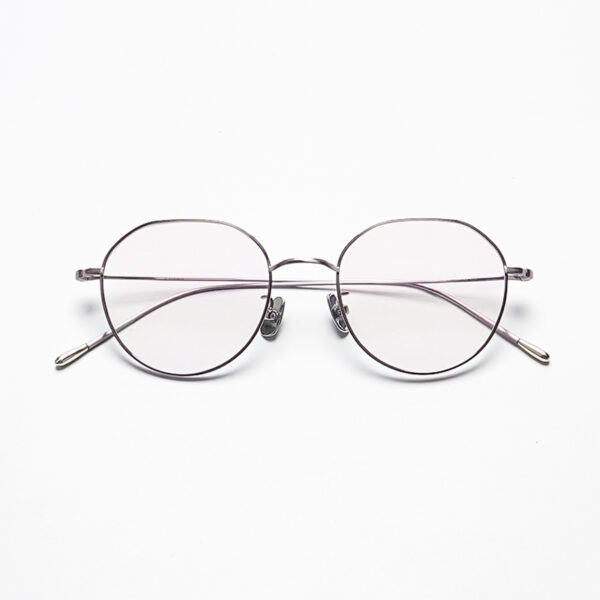 Slim yet confident, this ultralight silver full-rim frame