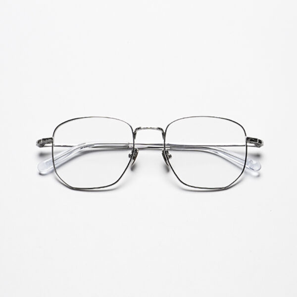 Bold yet balanced, this gold beta-titanium frame uses