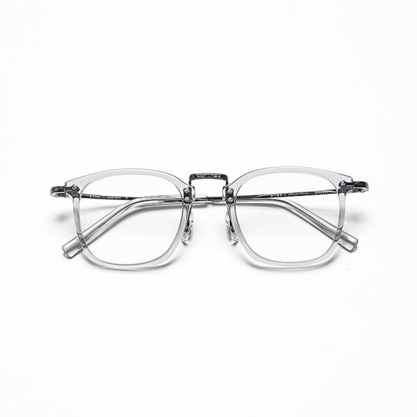 Handcrafted in Japan, the GMS806 combines pure titanium