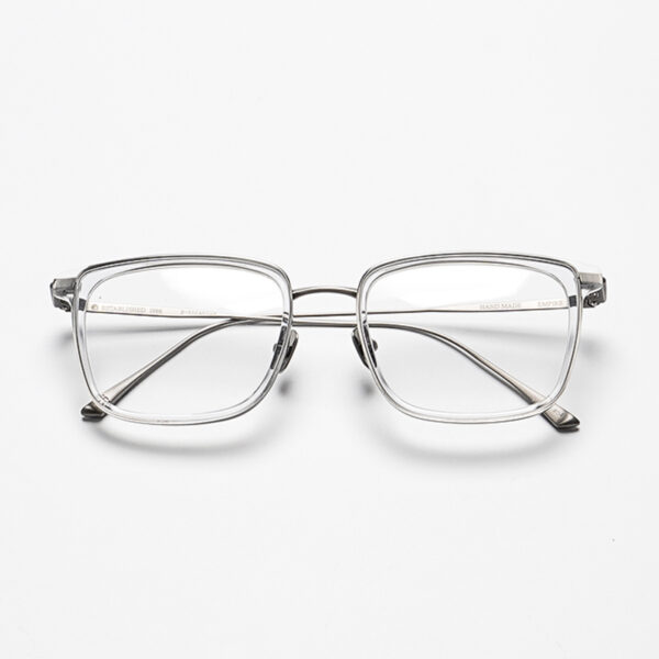 Confident without feeling bulky, this ultralight full-rim frame