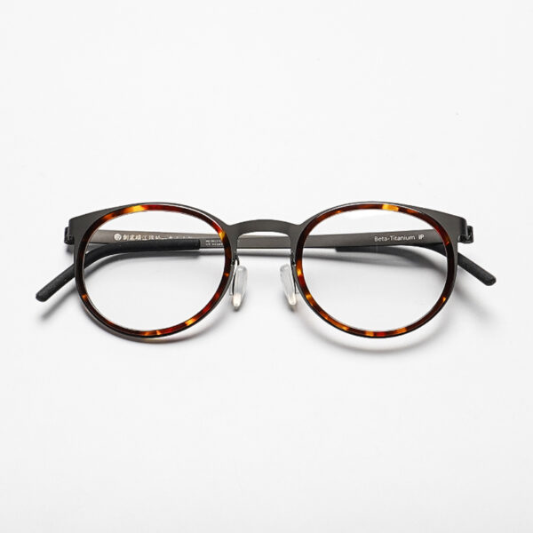 Quietly refined, the 9704 combines ultralight pure titanium