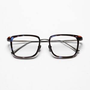 Confident without feeling bulky, this ultralight full-rim frame uses clean, angular lines to complement round faces and is proportioned for medium to larger faces