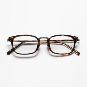 Handcrafted in Japan, the GMS-820 combines a compact low-square shape with refined inner-metal detailing for a versatile unisex fit designed with stronger prescriptions in mind